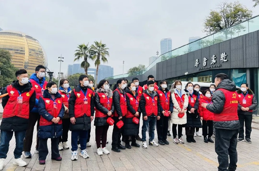 当杭州烟花秀遇见“最美人墙”丨上城志愿者情暖元宵 “他们的笑容比烟花更灿烂”