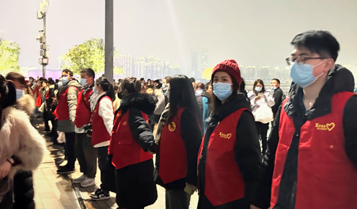 “最美人墙”又出现了 这个元宵节上城志愿者在坚守